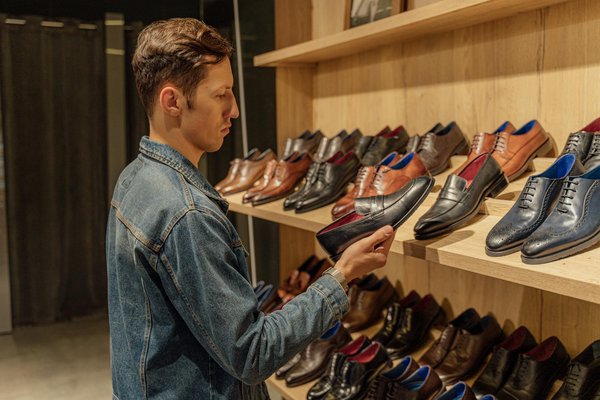 Quelles chaussures de luxe pour hommes sont à la mode cette saison?